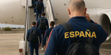 La llegada de España tras el partido de Puebla: caras de sueño y mensaje de De la Fuente