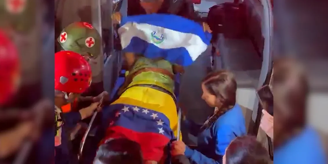 Equipos de rescate salvadoreños logran sacar de entre los escombros a una adolescente de 15 años