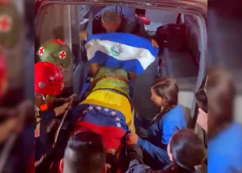 Equipos de rescate salvadoreños logran sacar de entre los escombros a una adolescente de 15 años