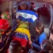 Equipos de rescate salvadoreños logran sacar de entre los escombros a una adolescente de 15 años