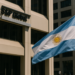S&P sube calificación de largo plazo de Argentina a "B-" con perspectiva estable