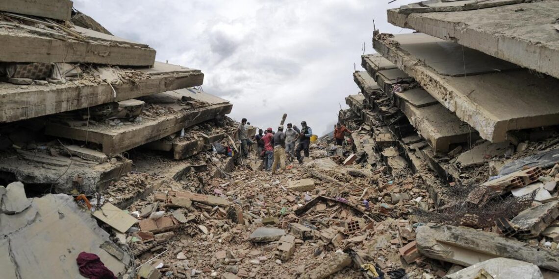 Rescatan a hombre y su hijo casi 4 días después de los terremotos en Venezuela