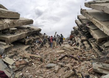Rescatan a hombre y su hijo casi 4 días después de los terremotos en Venezuela