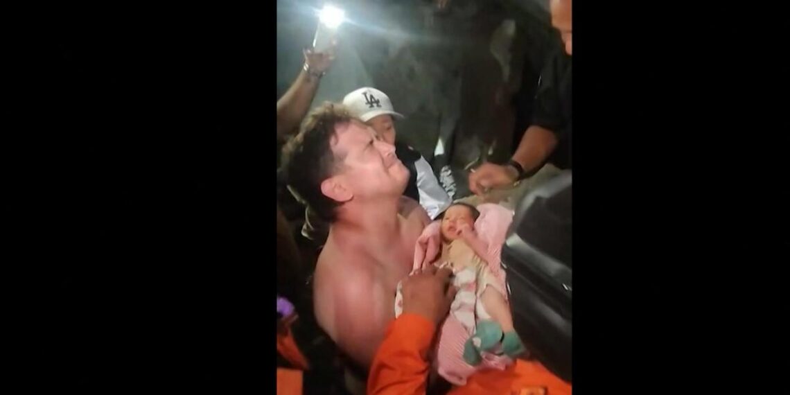 Rescatan a un bebé recién nacido entre los escombros del terremoto en Venezuela