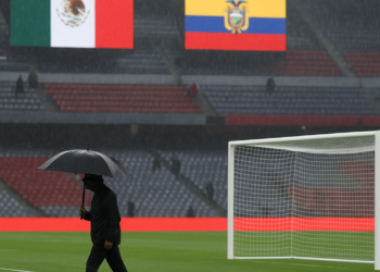 Se retrasa una hora el México-Ecuador por lluvia