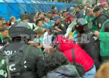 Se empujan y tropiezan para intentar ingresar a Fan Fest
