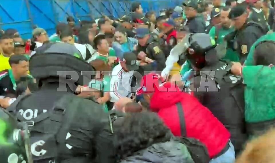 Se empujan y tropiezan para intentar ingresar a Fan Fest