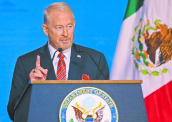 Sheinbaum pide no injerencia; ve Johnson política