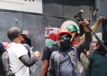 Cocluye sin acuerdos reunión entre la CNTE y el gobierno federal; maestros irrumpen en oficinas de la SEP