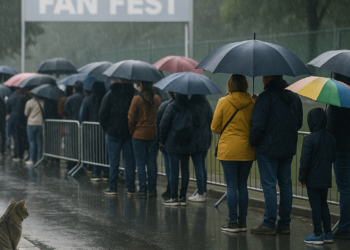 Resisten lluvia para entrar al Fan Fest del Zócalo