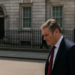 Keir Starmer evalúa su posible renuncia tras la contundente victoria de su rival interno en una elección clave en Reino Unido