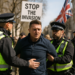 El ultraderechista británico Tommy Robinson, detenido tras alentar manifestaciones antiinmigración en Reino Unido