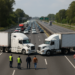 Bloquean transportistas autopistas pese al acuerdo con Segob