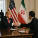 Trump firma por sorpresa el acuerdo de paz con Irán en el palacio de Versalles