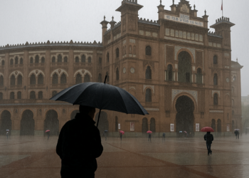 Los tendidos vacíos, el ruedo encharcado y lluvia intensa en la plaza de Las Ventas.