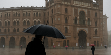 Los tendidos vacíos, el ruedo encharcado y lluvia intensa en la plaza de Las Ventas.