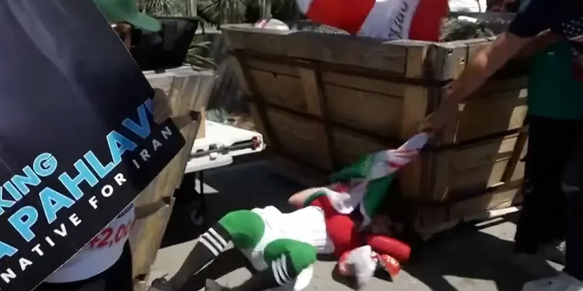 Agresión a una mujer que llevaba la bandera iraní antes del partido contra Bélgica