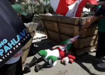 Agresión a una mujer que llevaba la bandera iraní antes del partido contra Bélgica