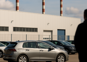 Volkswagen analiza recortar hasta 100,000 puestos de trabajo y cerrar cuatro plantas en Alemania