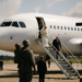 Regresa Papa a Roma en avión del Rey tras avería