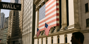 Wall Street cierra mixto; tecnológicas caen en espera de datos de inflación de EU