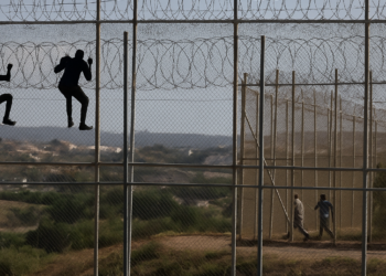 Nuevos intentos de entrada de migrantes a Melilla mantienen en alerta a las fuerzas de seguridad