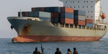 Un buque de carga fue atacado frente a la costa de Yemen en medio de tensiones por las nuevas tasas navieras de Irán