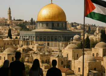 El ministro de Cultura, Ernest Urtasun, acompañado del embajador de Palestina en España, Husni Abdel Wahed, durante la presentación de la Conferencia Ministerial por la Cultura Palestina, este jueves en la sede del ministerio, en Madrid.