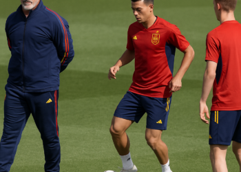 De la Fuente vuelve al once de Arabia: Pedro Porro y Dani Olmo son titulares