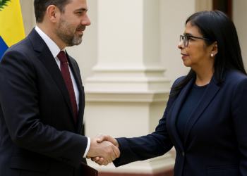 Delcy Rodríguez nombra superchanciller al hispanovenezolano Plasencia, compañero de viaje en el Delcygate