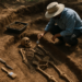 Extraen osamenta humana de casi 3.000 años en El Salvador
