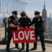 Detenidas dos personas por colgar una pancarta sobre 'el poder del amor' en la antena del Empire State en Nueva York