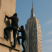 Dos personas encapuchadas se suben a la antena del Empire State de Nueva York