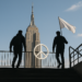 Dos personas escalan el Empire State para pedir paz