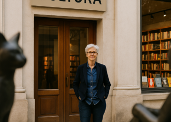 El mundo de la cultura da un espaldarazo a Eva Orúe tras su desvinculación de la Feria del Libro de Madrid | Cultura