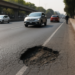 Sufren en Periférico por baches y coladeras