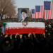 Irán convierte el funeral de Jamenei en un desafío a Washington: "¡Venganza, muerte a EEUU!"