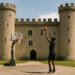 ¡En el reino! Jimmy Butler entrenando en el patio de un castillo en Francia