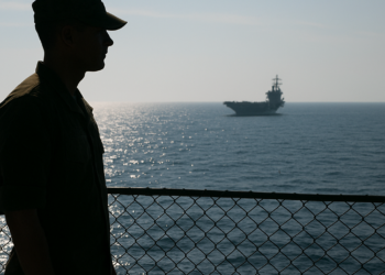 Un militar estadounidense continúa desaparecido tras una maniobra de emergencia de un helicóptero en el mar Arábigo