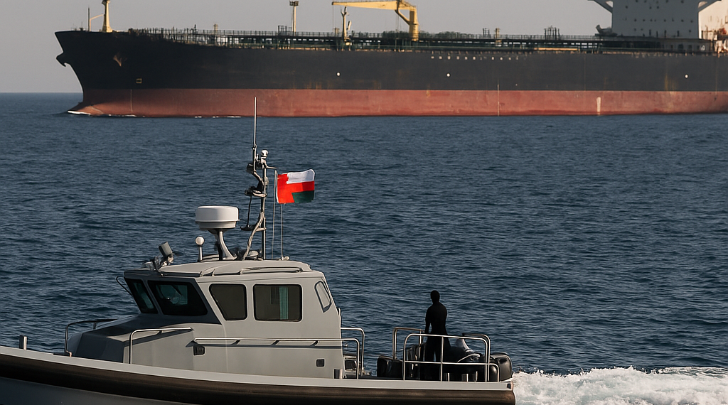 Omán busca a un marinero indio desaparecido tras el ataque iraní al buque GFS Galaxy en el estrecho de Ormuz