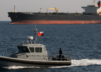 Omán busca a un marinero indio desaparecido tras el ataque iraní al buque GFS Galaxy en el estrecho de Ormuz