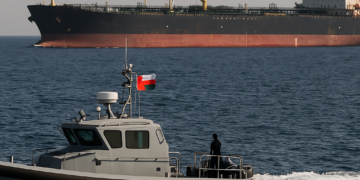Omán busca a un marinero indio desaparecido tras el ataque iraní al buque GFS Galaxy en el estrecho de Ormuz