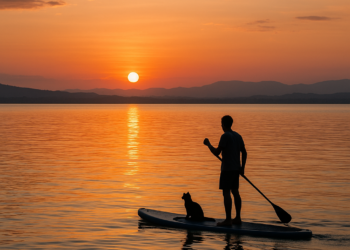Caminar sobre el agua es posible frente al Sol del atardecer en el 'espejo del cielo'