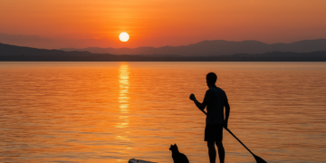 Caminar sobre el agua es posible frente al Sol del atardecer en el 'espejo del cielo'