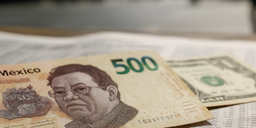 Peso mexicano opera estable frente al dólar, atento a las conversaciones comerciales con EU