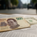 Peso mexicano opera estable frente al dólar, atento a las conversaciones comerciales con EU