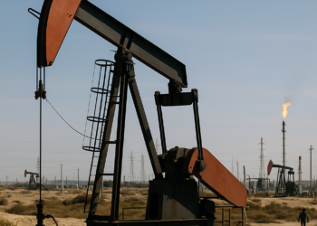 Petróleo llega a 100 dólares tras ataques de los hutíes