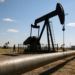 Petróleo cierra con caídas este viernes; registra alza de alrededor de 5% en la semana
