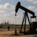 Petróleo sube levemente pero se encamina a un alza mensual de más de 20% en julio