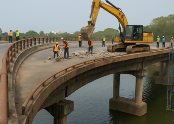 Restituyeron a los ingenieros responsables de un puente en India con una insólita curva mientras la obra sigue inhabilitada